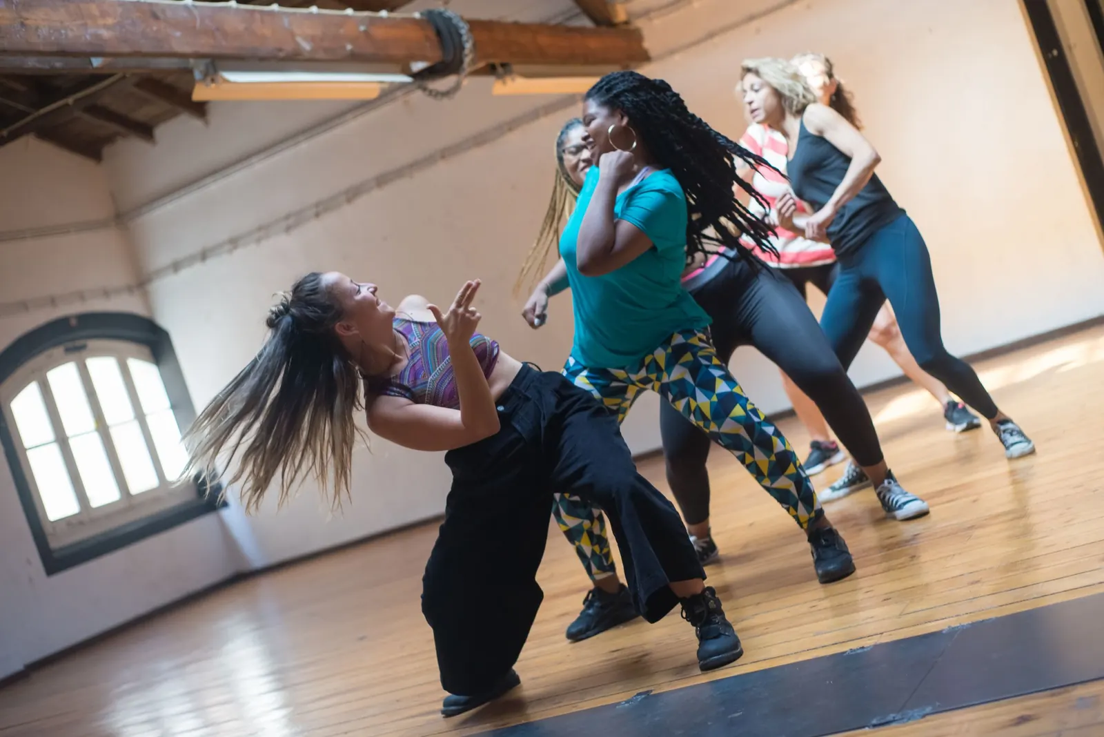 Coreografia di gruppo in sala durante il corso Latin Style LP